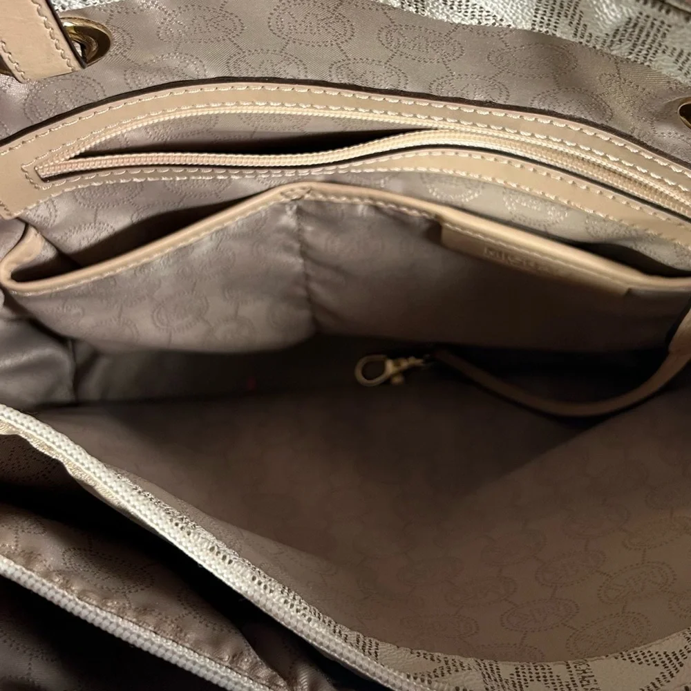 Michael Kors Jet Setter Handbag in crème and tan. - Picture 11 of 12